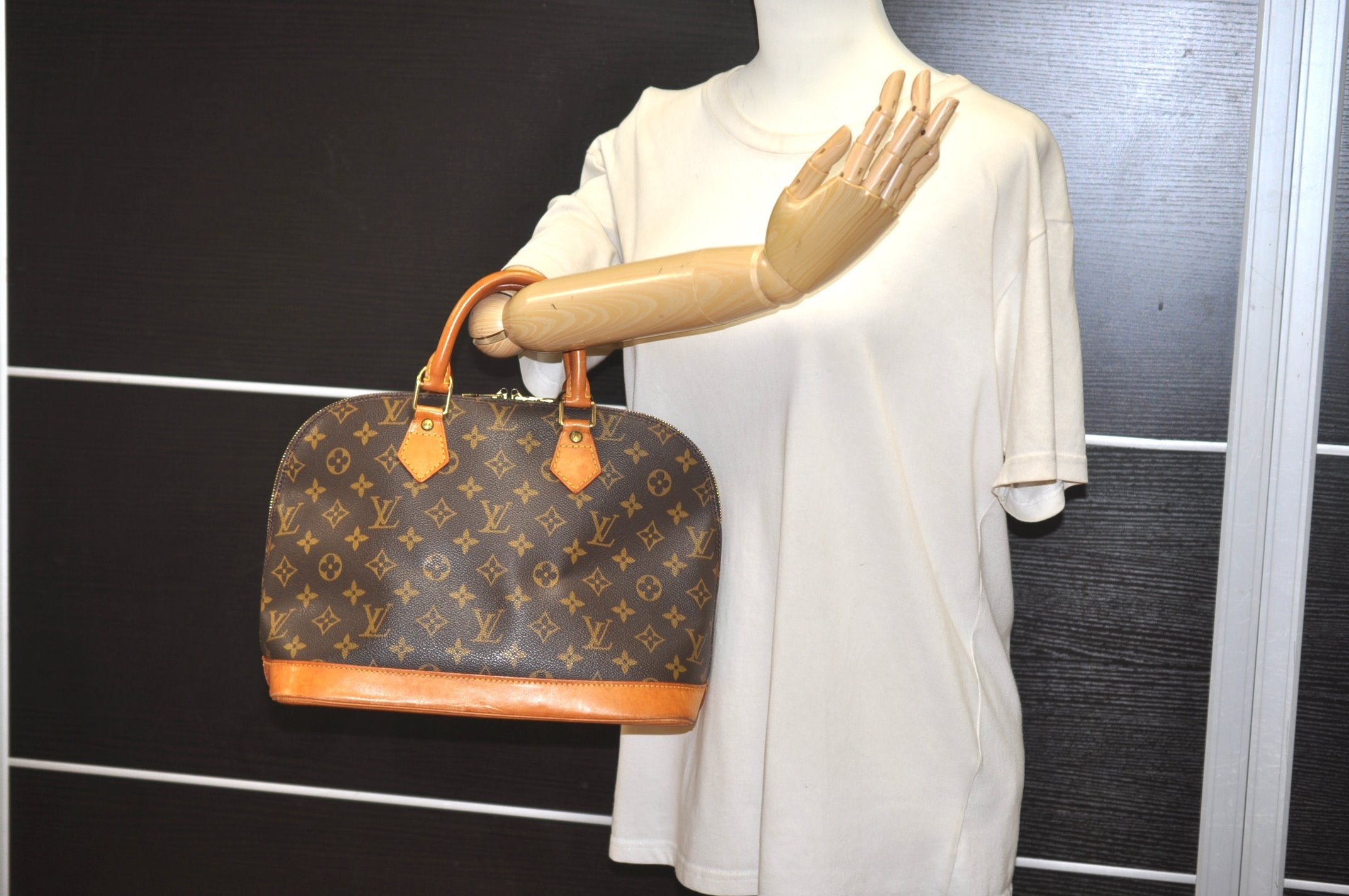 Authentic Louis Vuitton Monogram Alma Hand Bag Purse M51130 LV 7118J