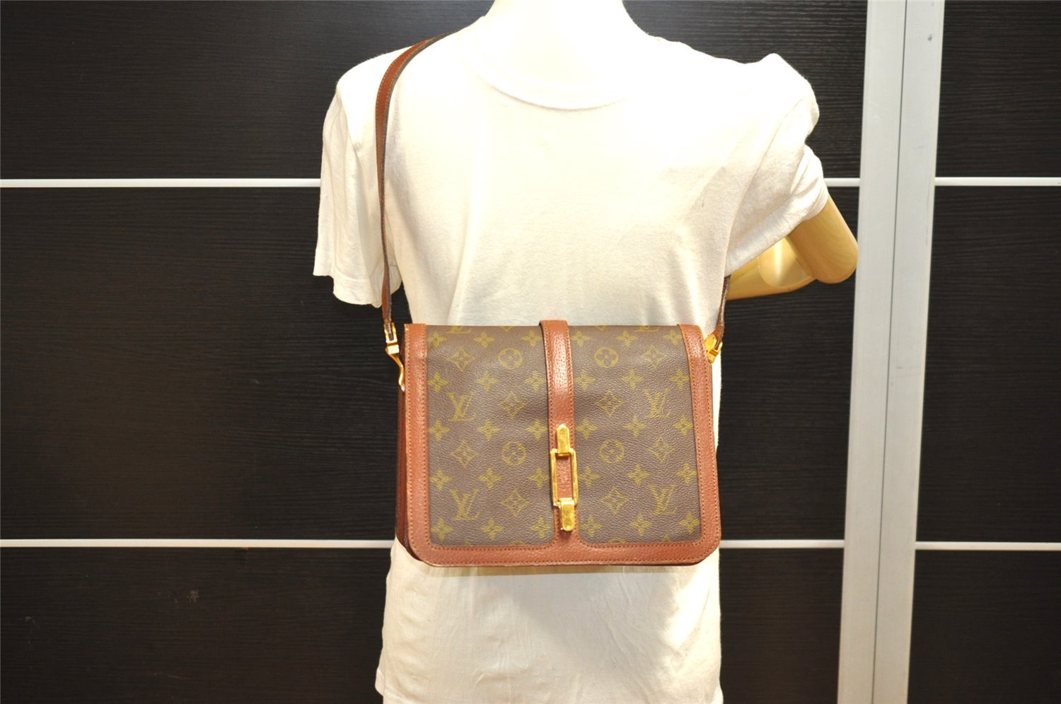 Authentic Louis Vuitton Monogram Rond Point Shoulder Cross Bag M51412 LV 7173I