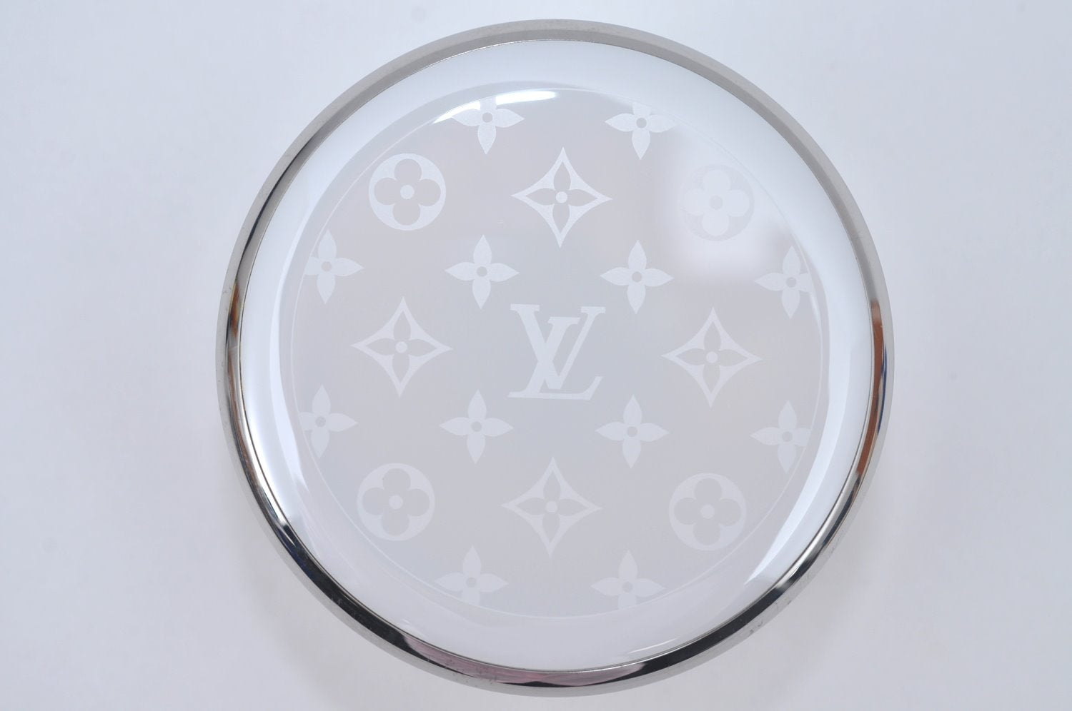 Authentic Louis Vuitton Horizon Earphones White QAB120 LV Box 7377I