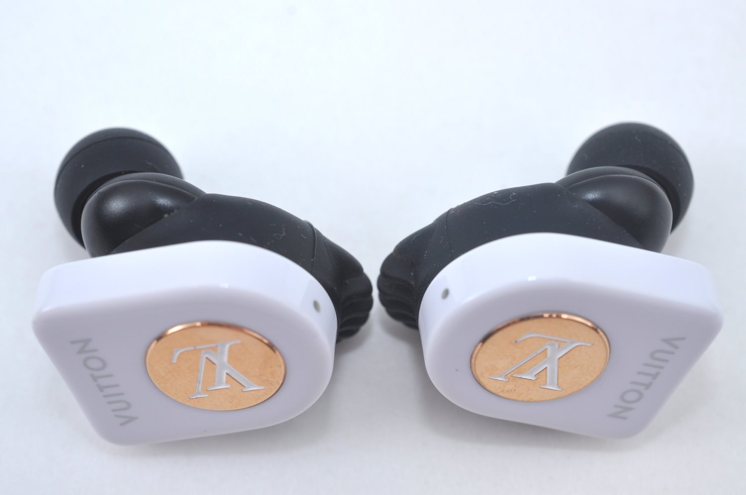 Authentic Louis Vuitton Horizon Earphones White QAB120 LV Box 7377I