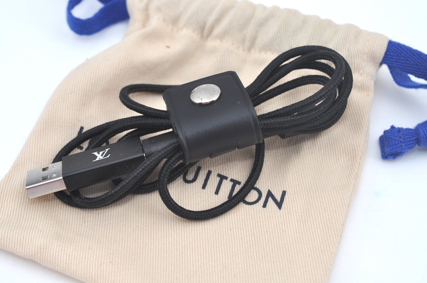 Authentic Louis Vuitton Horizon Earphones White QAB120 LV Box 7377I