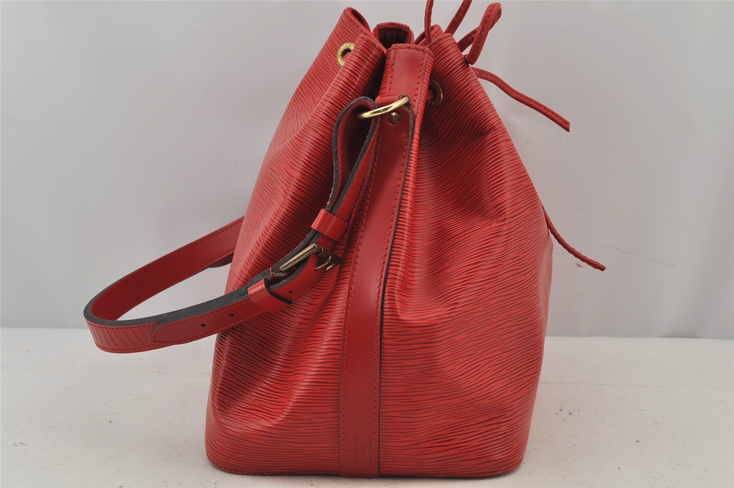 Authentic Louis Vuitton Epi Petit Noe Shoulder Drawstring Bag M44107 Red 7433J