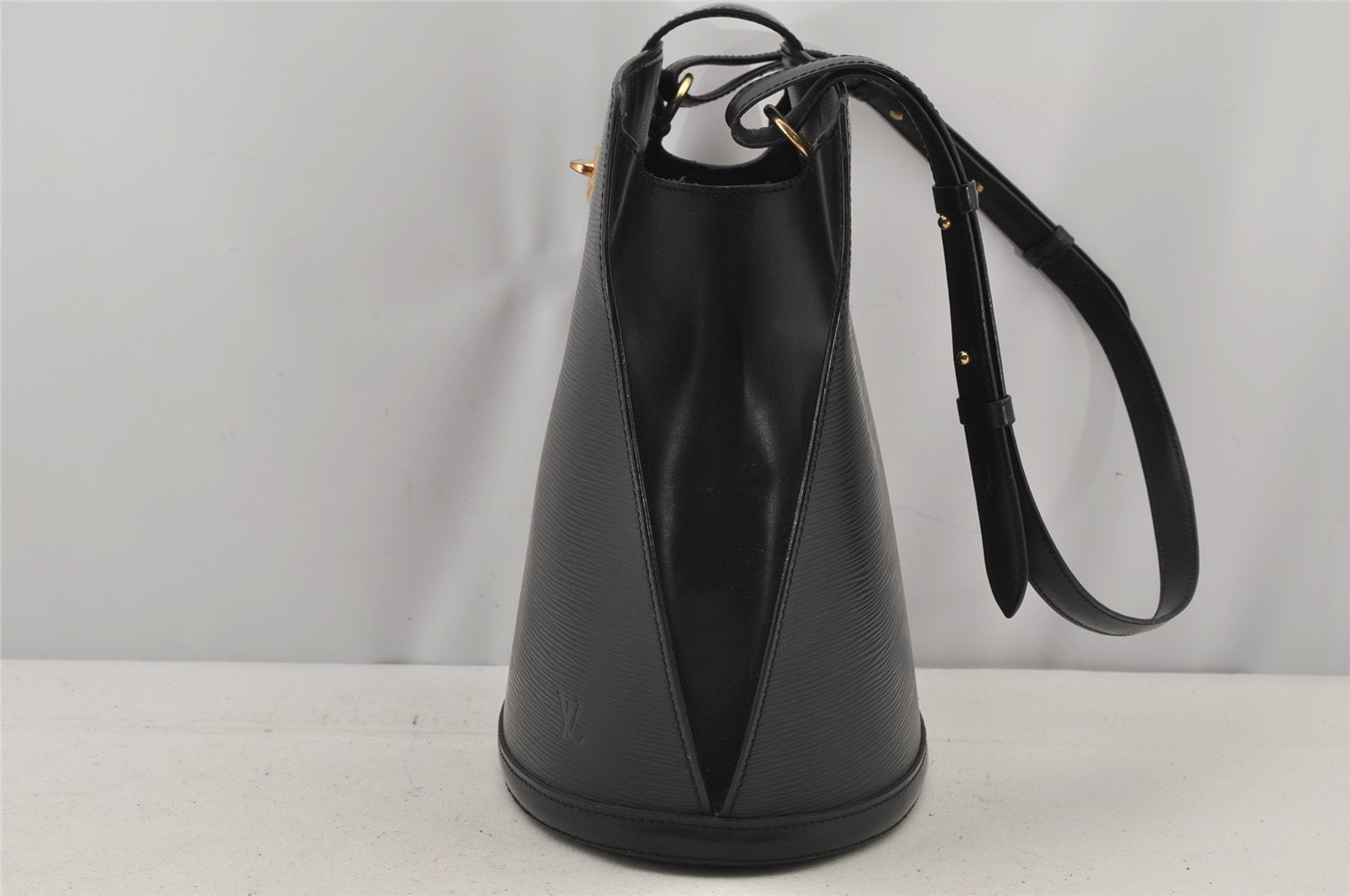 Authentic Louis Vuitton Epi Cluny Shoulder Bag Purse Black M52252 LV 7445J