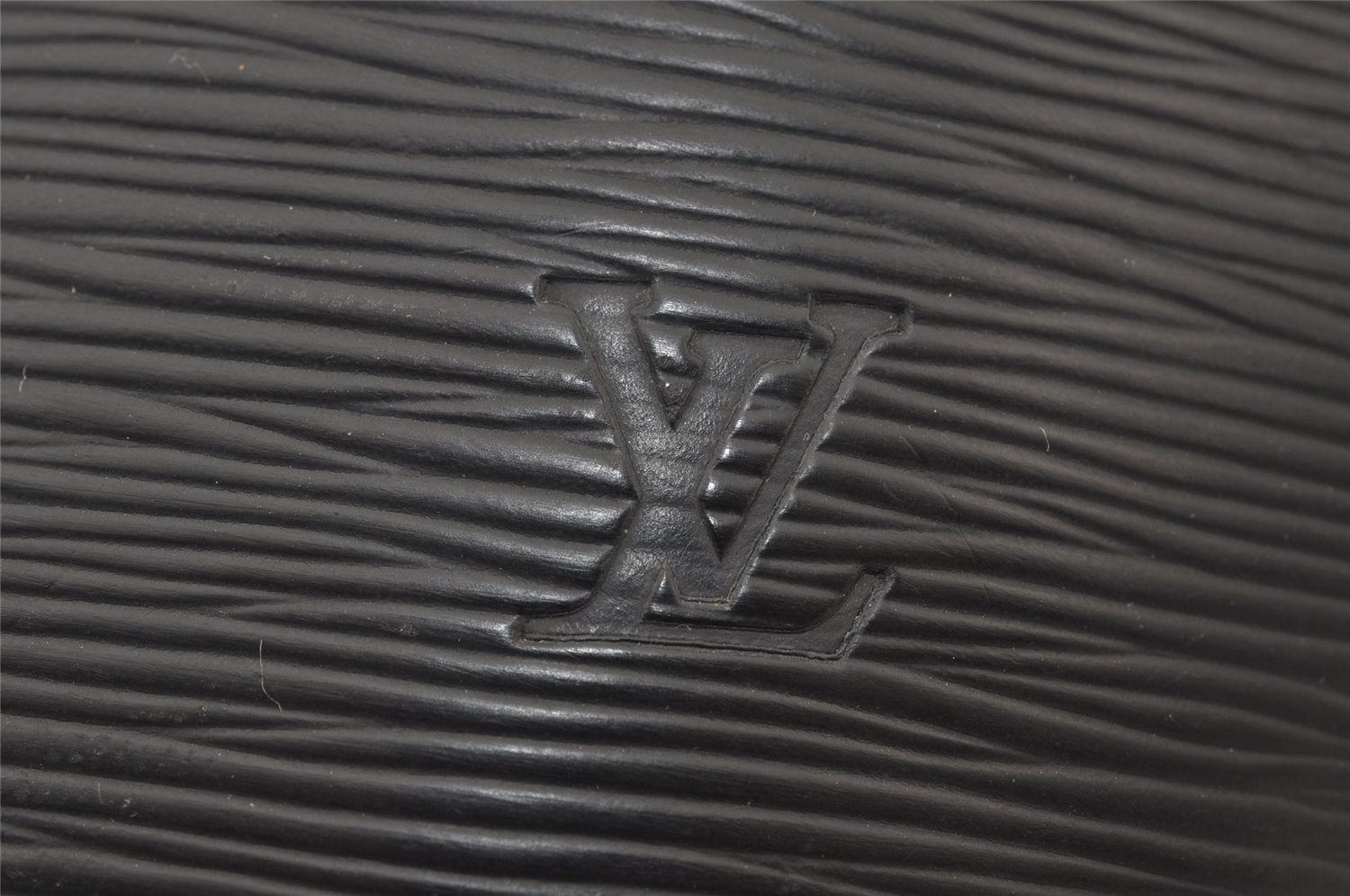 Authentic Louis Vuitton Epi Cluny Shoulder Bag Purse Black M52252 LV 7445J