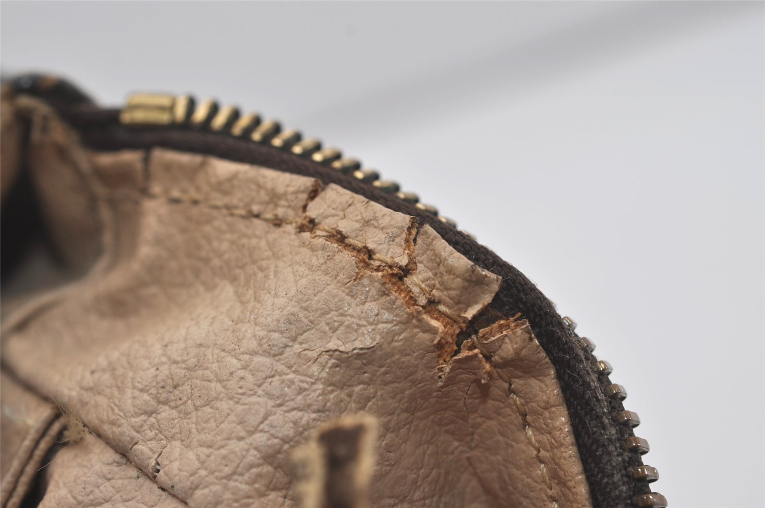 Auth Louis Vuitton Monogram Trousse Toilette 28 Clutch Hand Bag M47522 LV 7486I