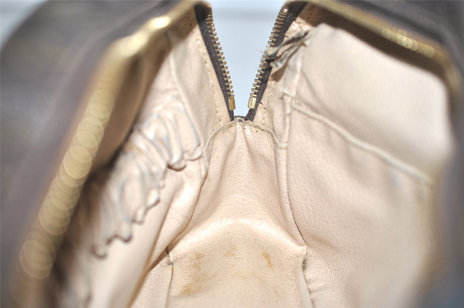 Auth Louis Vuitton Monogram Trousse Toilette 28 Clutch Hand Bag M47522 LV 7486I