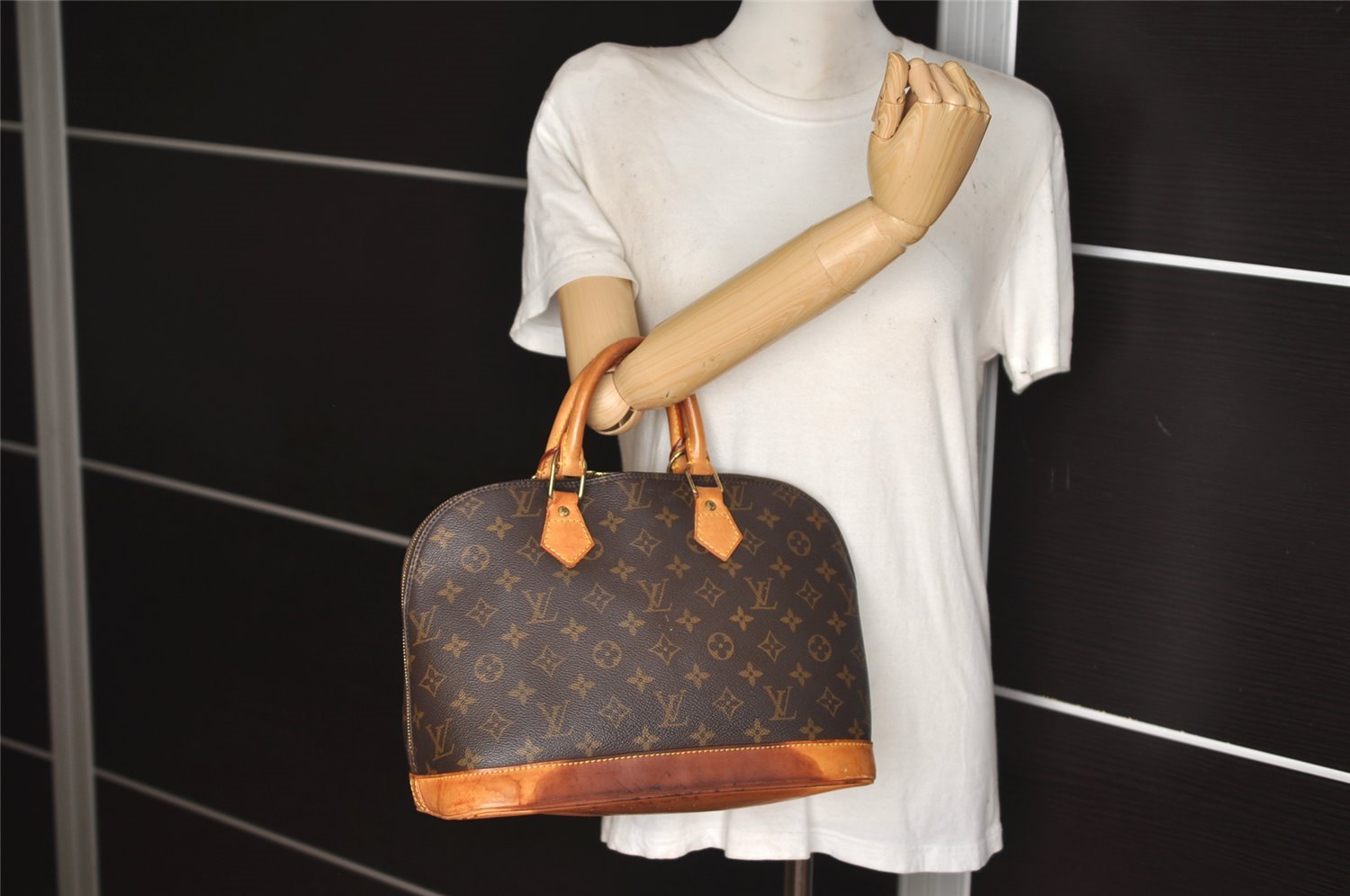 Authentic Louis Vuitton Monogram Alma Hand Bag Purse M51130 LV 7596J