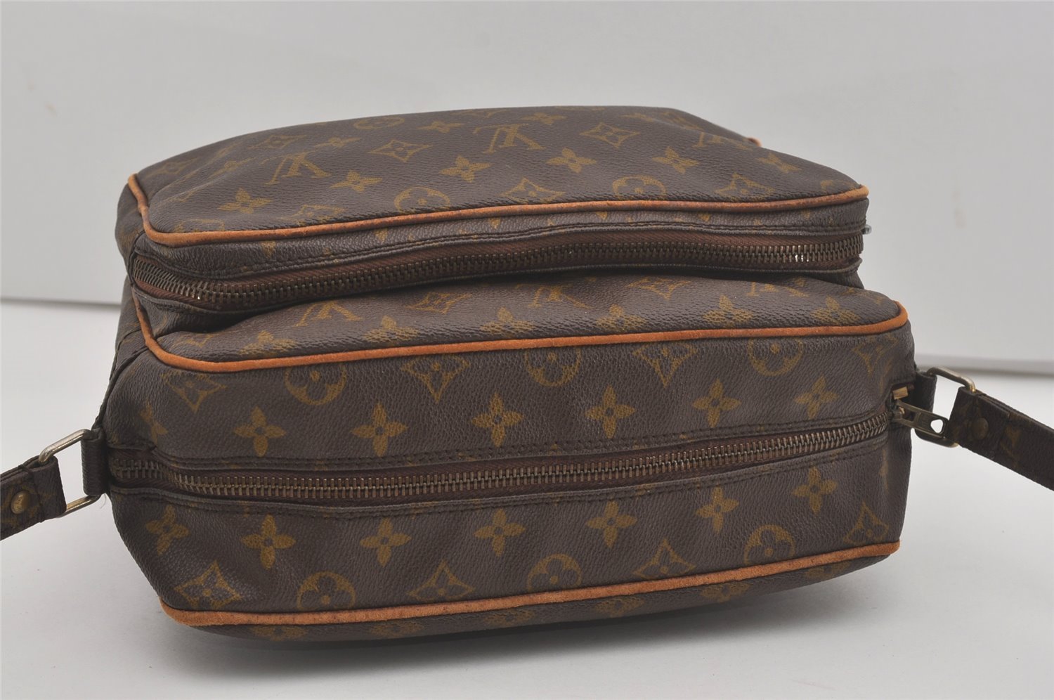 Authentic Louis Vuitton Monogram Nile Shoulder Cross Body Bag Old Model LV 7606I