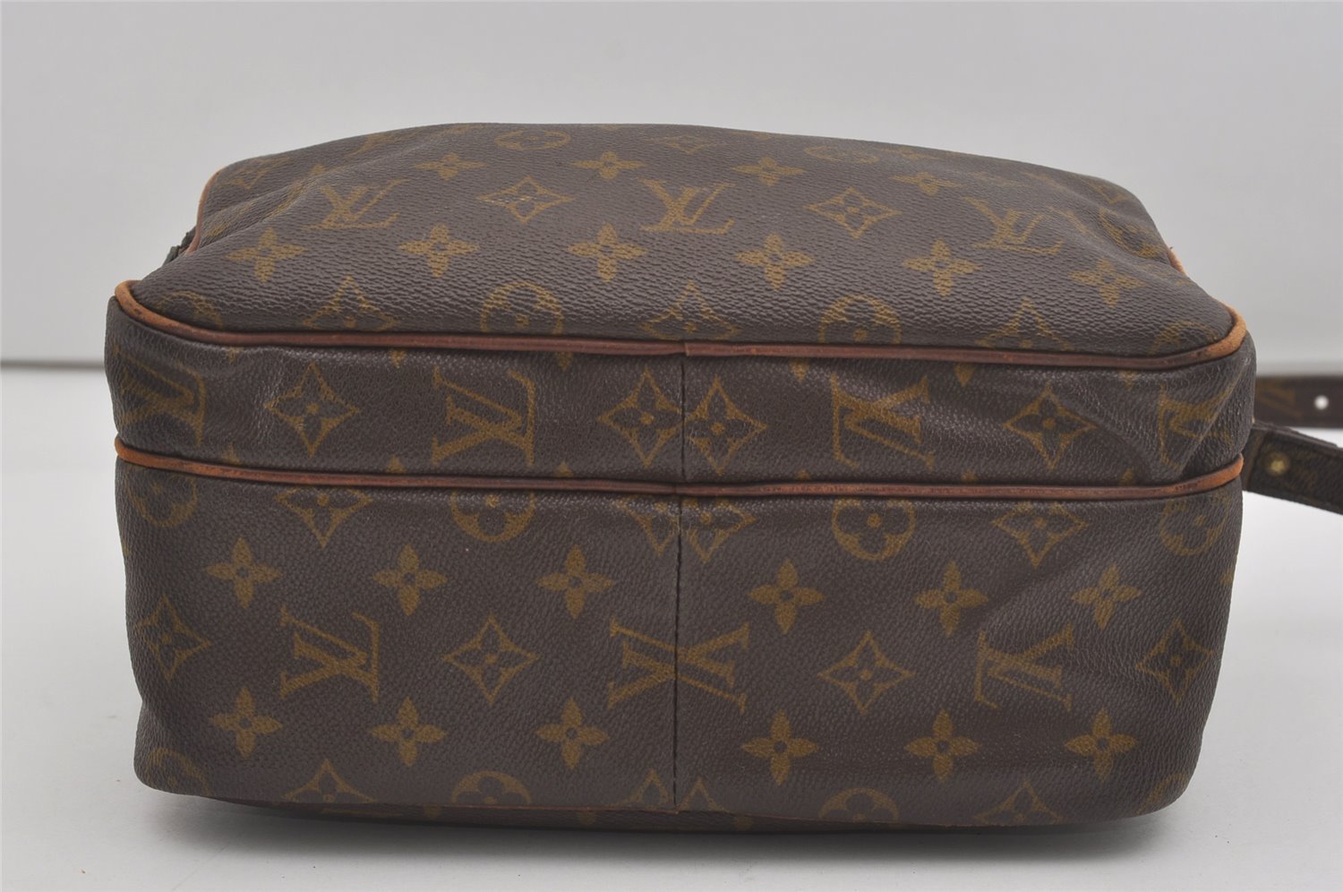 Authentic Louis Vuitton Monogram Nile Shoulder Cross Body Bag Old Model LV 7606I