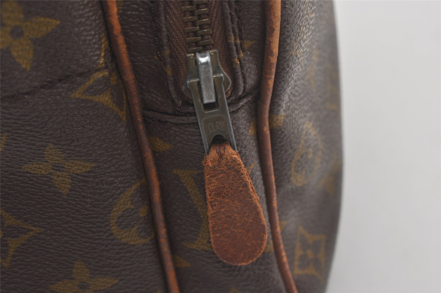 Authentic Louis Vuitton Monogram Nile Shoulder Cross Body Bag Old Model LV 7606I