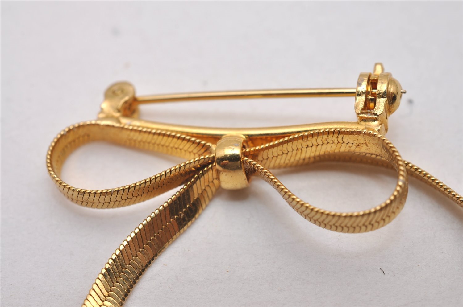 Authentic Christian Dior Vintage Ribbon Motif Brooch Gold Tone CD 7610I