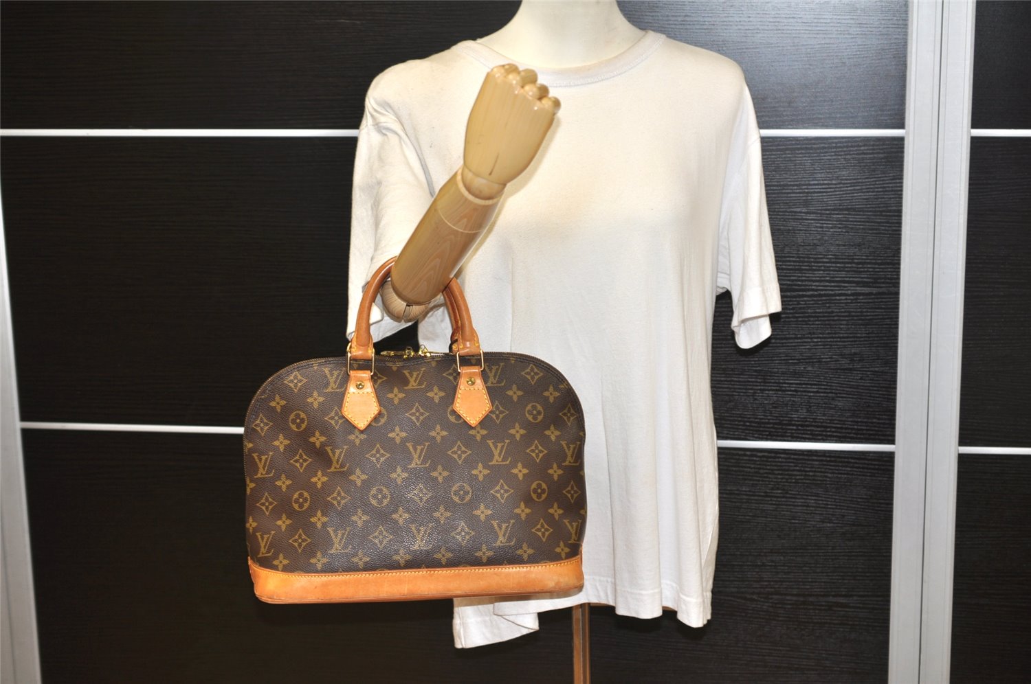 Authentic Louis Vuitton Monogram Alma Hand Bag Purse M51130 LV 7635K