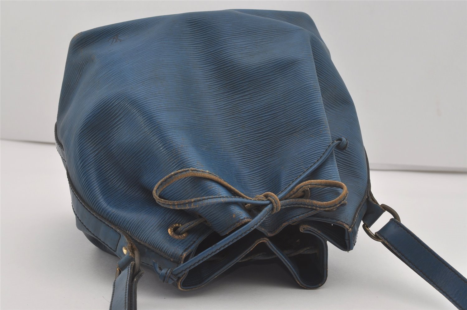 Authentic Louis Vuitton Epi Petit Noe Shoulder Drawstring Bag M44105 Blue 7636I