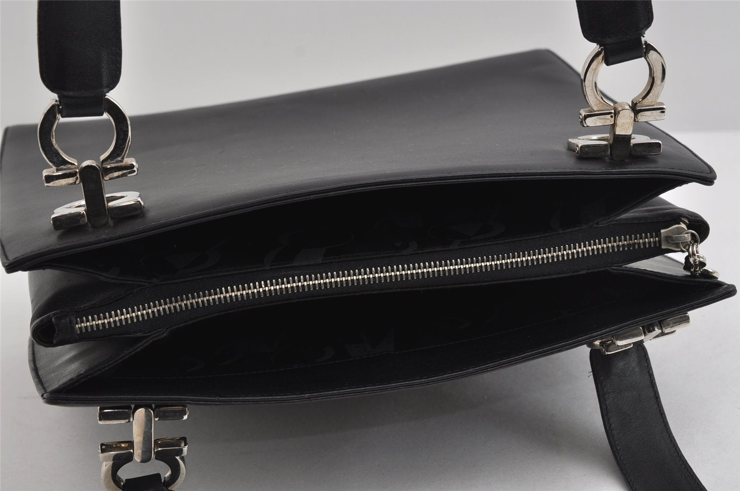 Authentic Salvatore Ferragamo Gancini Vintage Leather Shoulder Bag Black 7765I