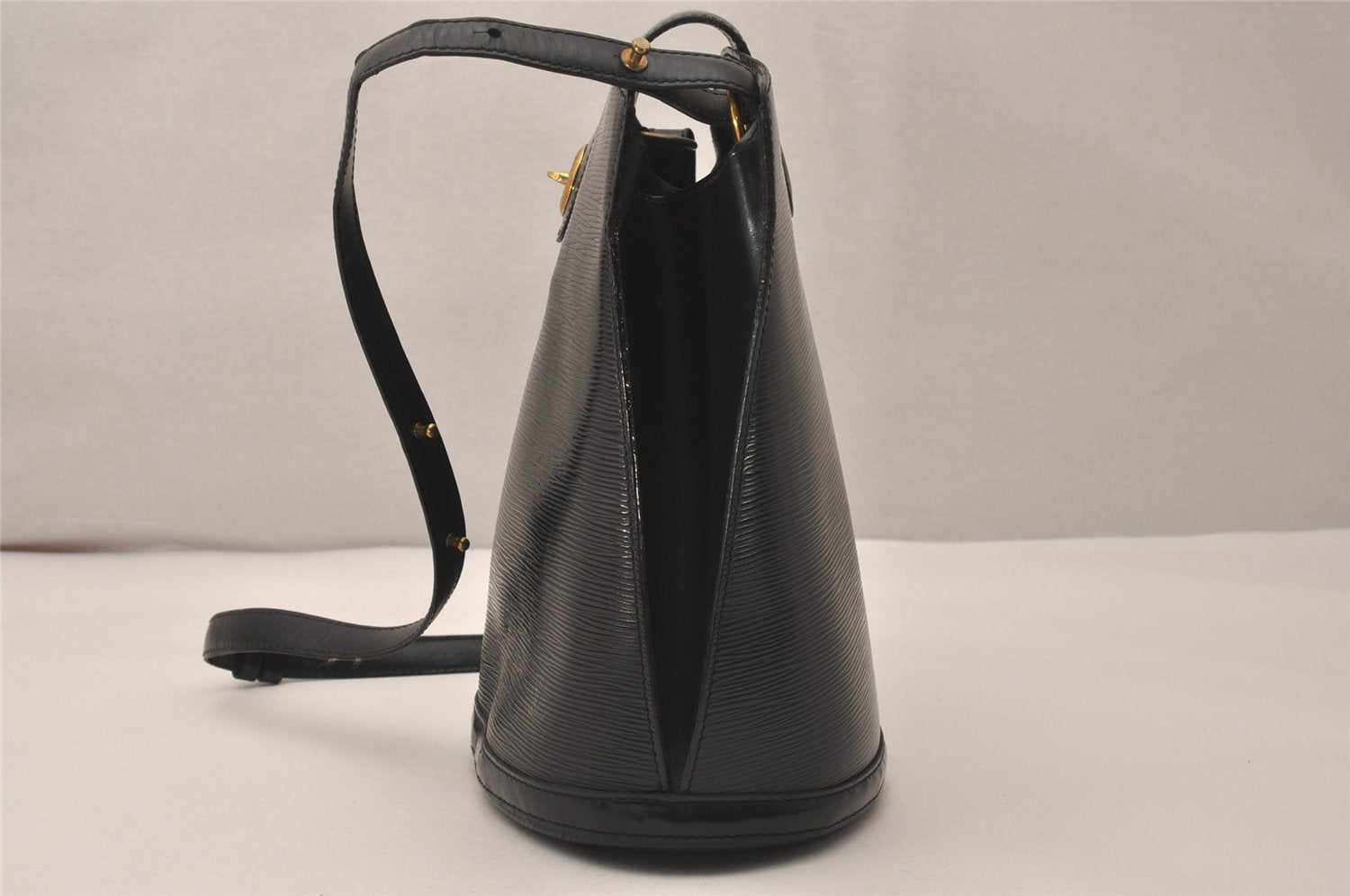 Authentic Louis Vuitton Epi Cluny Shoulder Bag Purse Black M52252 LV 7832J