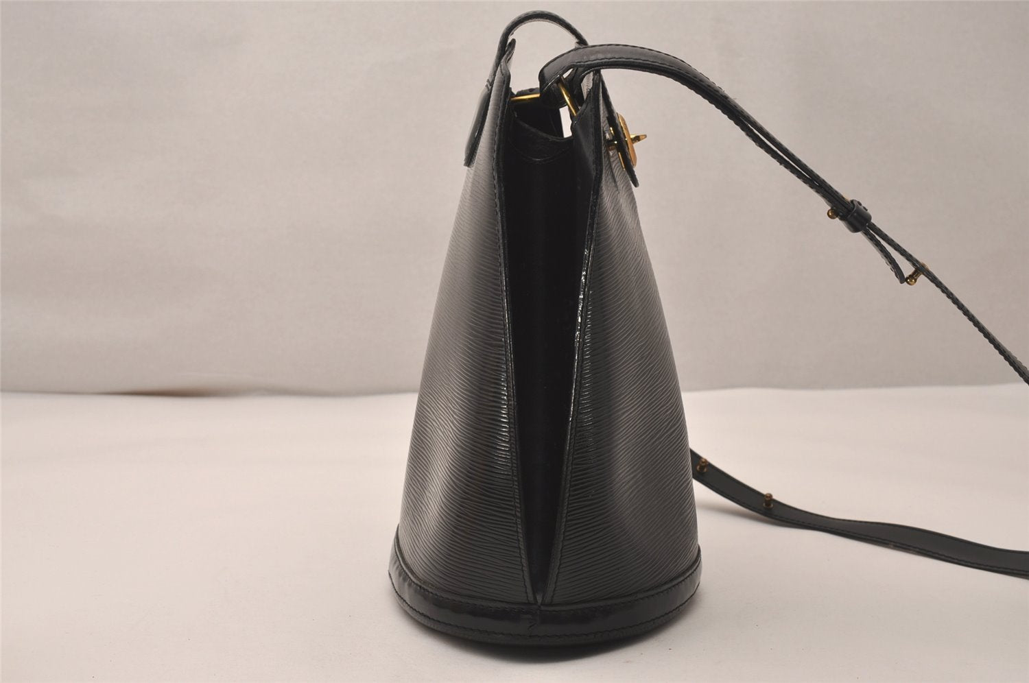 Authentic Louis Vuitton Epi Cluny Shoulder Bag Purse Black M52252 LV 7832J