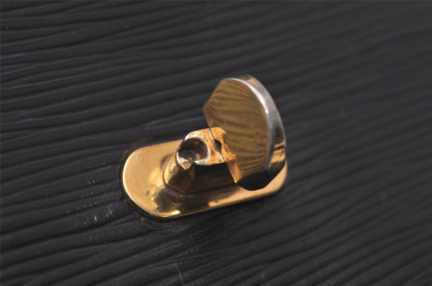 Authentic Louis Vuitton Epi Cluny Shoulder Bag Purse Black M52252 LV 7832J