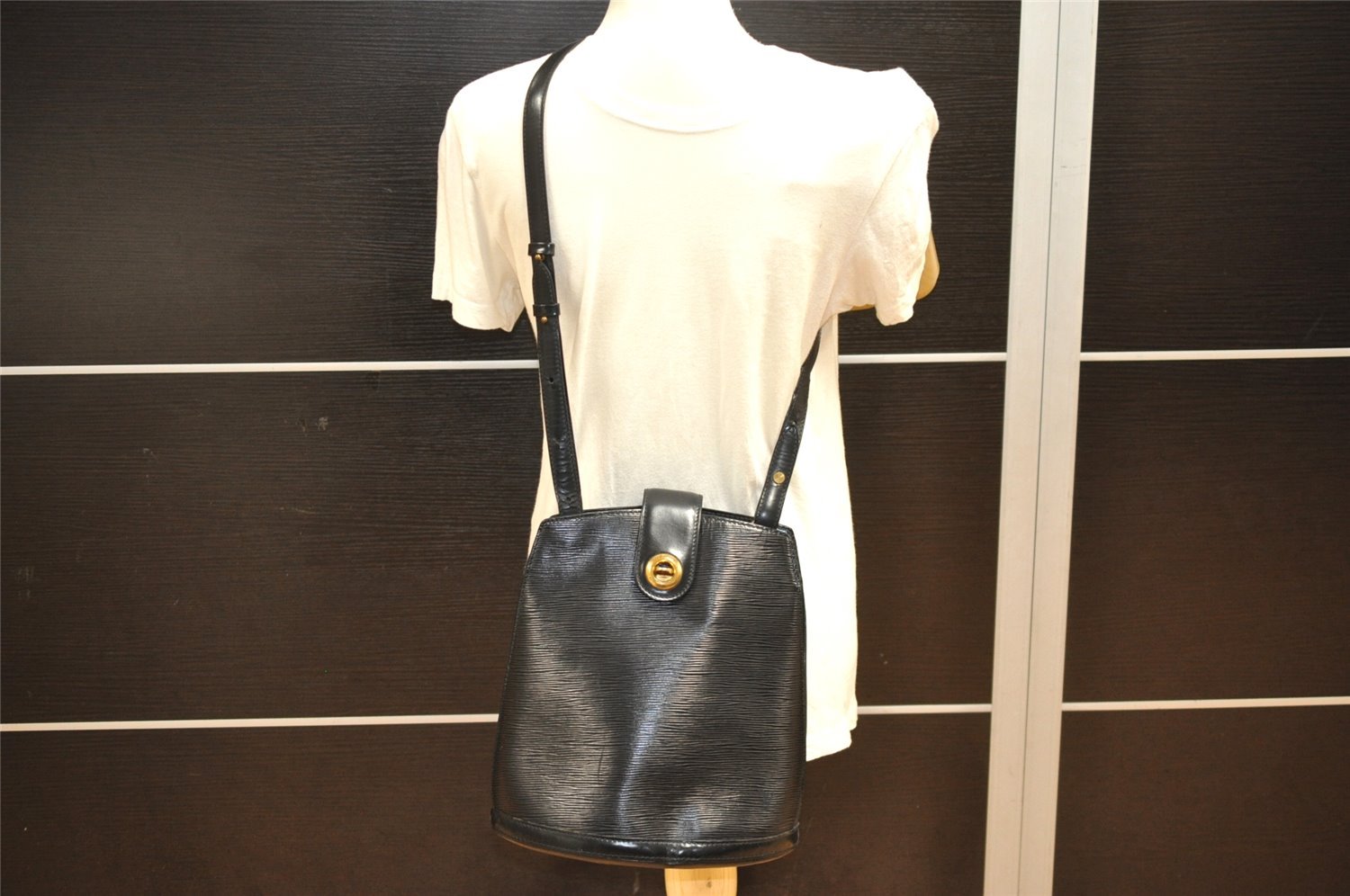 Authentic Louis Vuitton Epi Cluny Shoulder Bag Purse Black M52252 LV 7832J