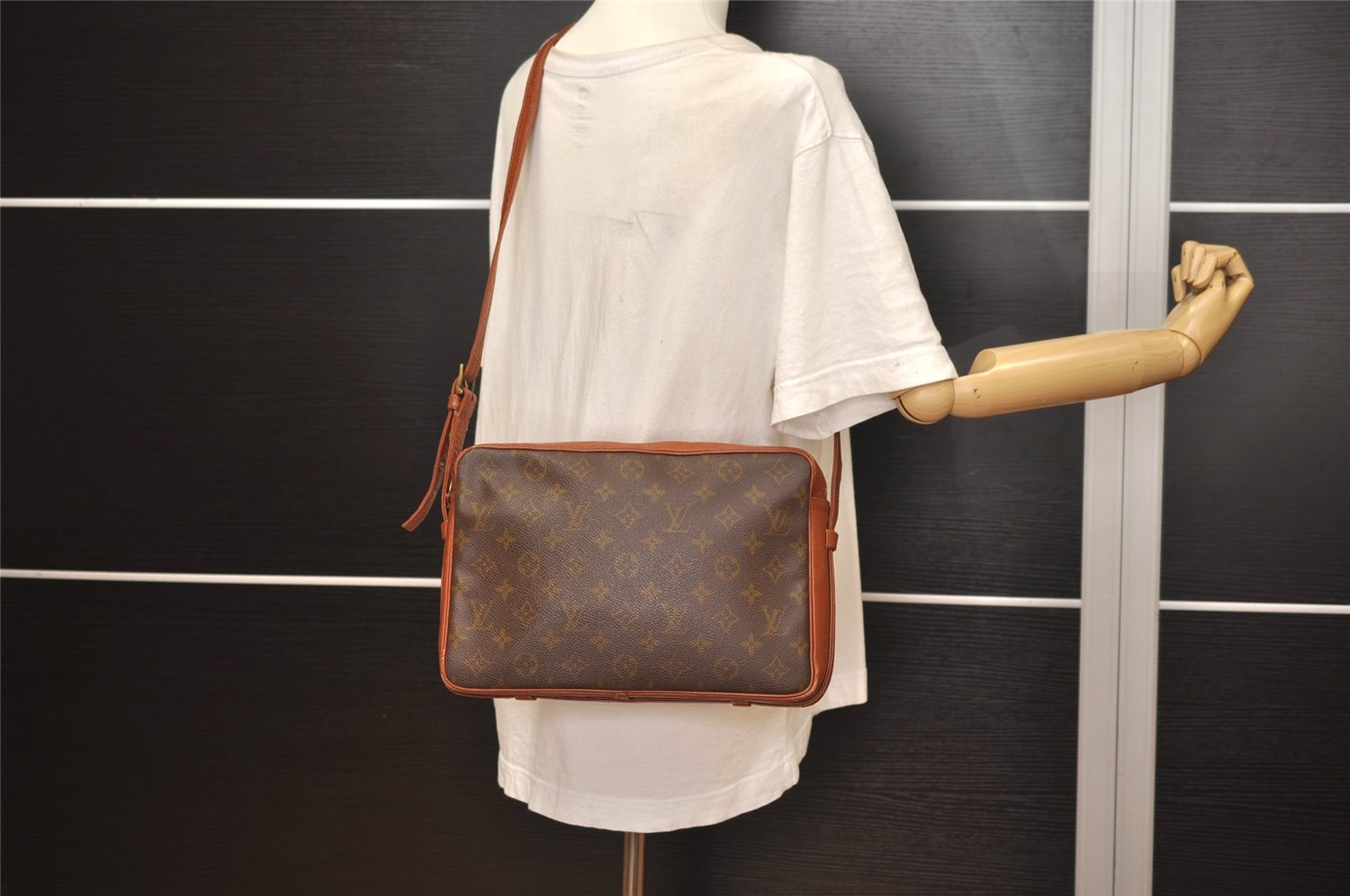 Authentic Louis Vuitton Monogram Sac Bandouliere 30 Shoulder Bag Old Model 7853J