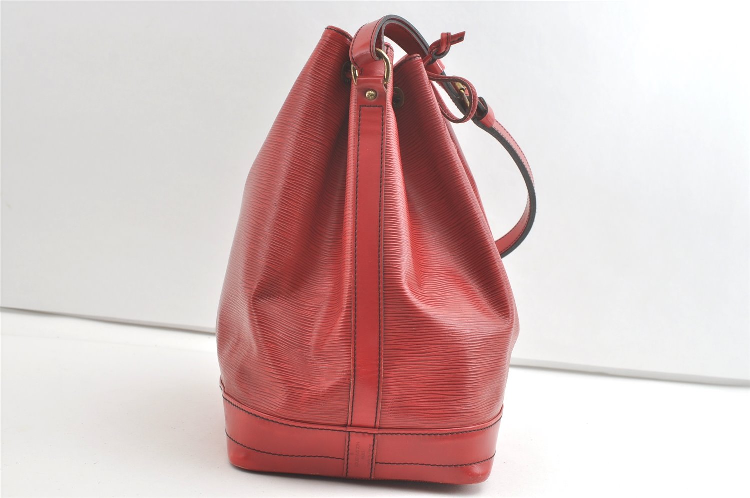 Authentic Louis Vuitton Epi Noe Shoulder Drawstring Bag Red M44007 LV 7900J