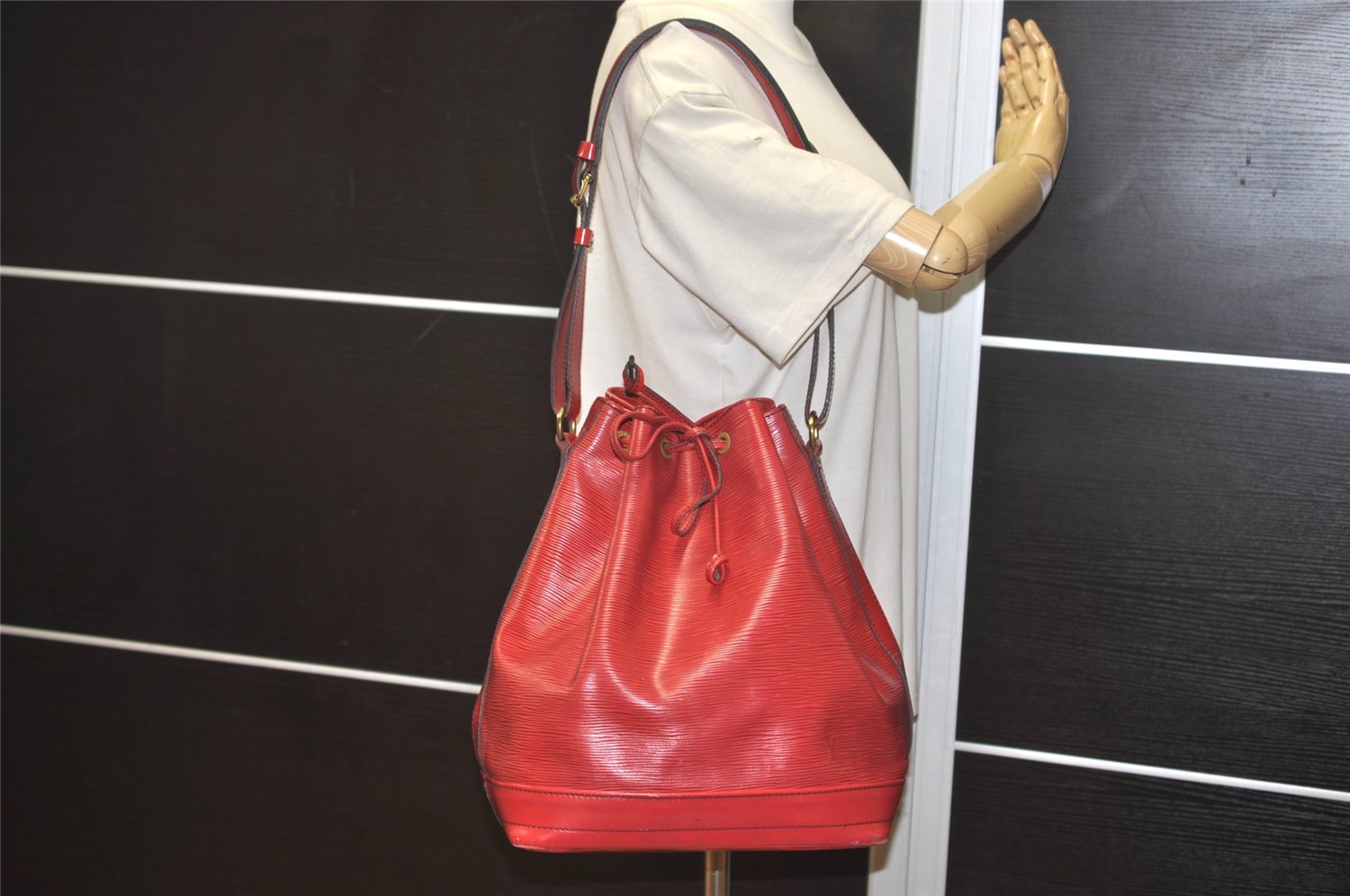 Authentic Louis Vuitton Epi Noe Shoulder Drawstring Bag Red M44007 LV 7900J