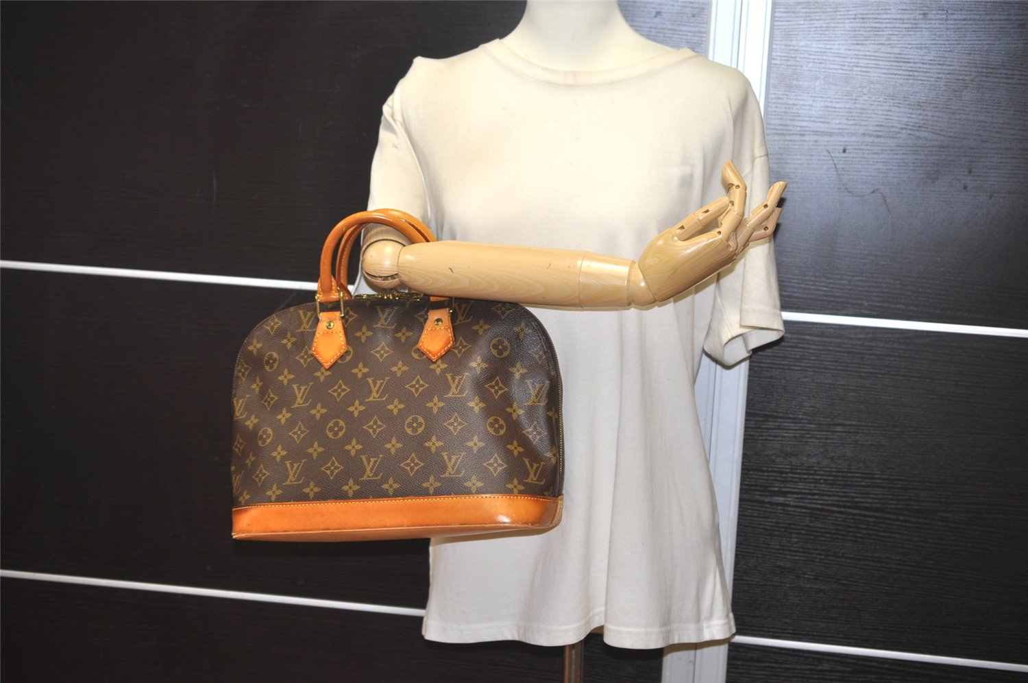 Authentic Louis Vuitton Monogram Alma Hand Bag Purse M51130 LV 7904J