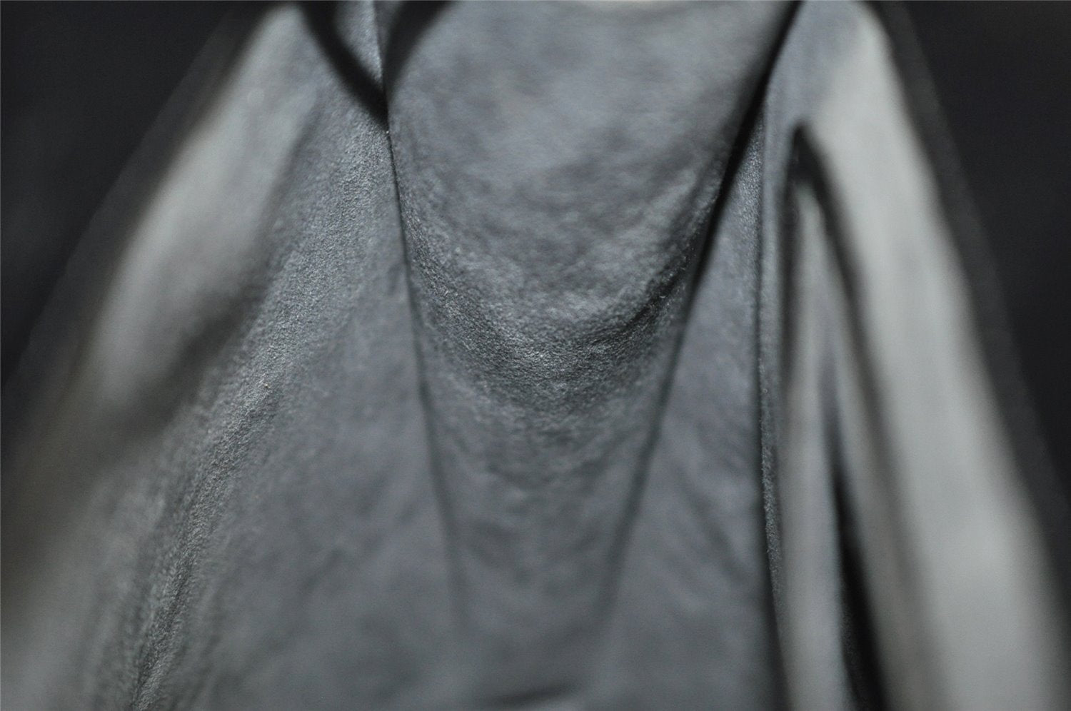 Authentic Louis Vuitton Epi Cluny Shoulder Bag Purse Black M52252 LV 7998I