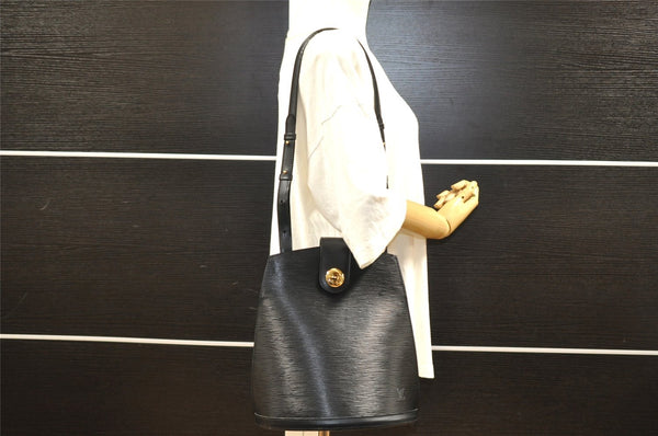 Authentic Louis Vuitton Epi Cluny Shoulder Bag Purse Black M52252 LV 7998I