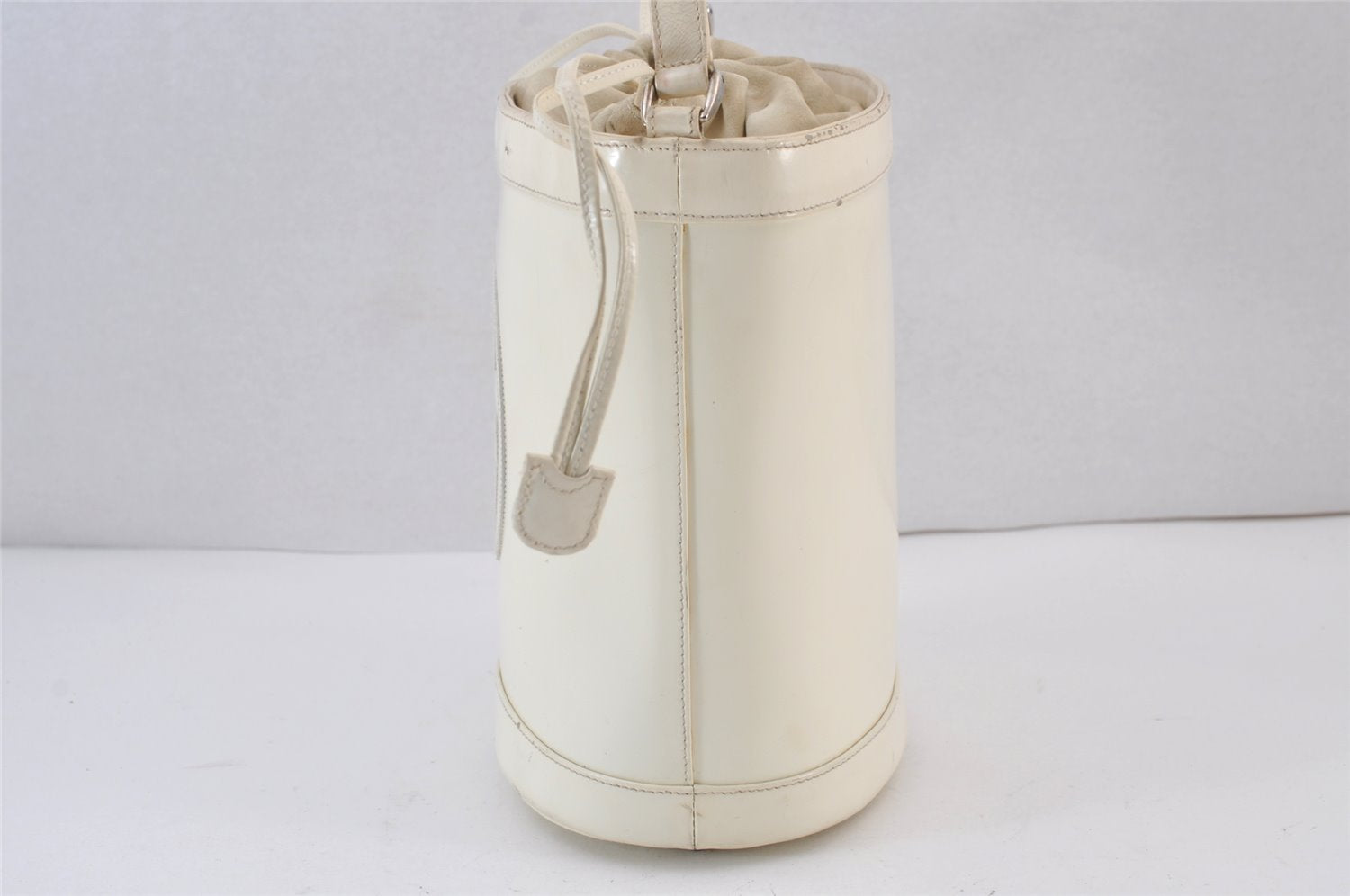 Authentic GUCCI Inletlocking G Drawstring Shoulder Bag Purse Enamel White 8149J