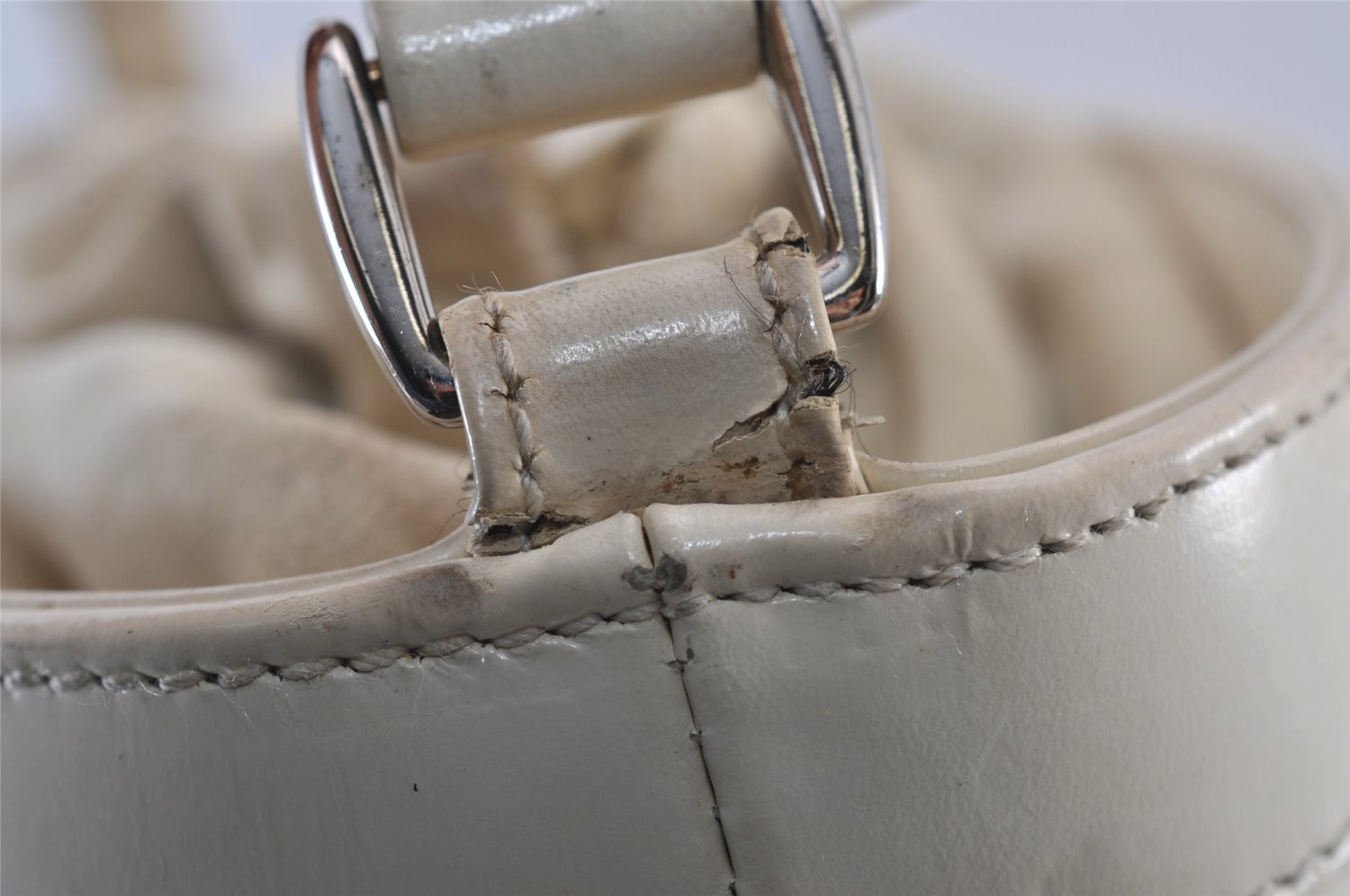 Authentic GUCCI Inletlocking G Drawstring Shoulder Bag Purse Enamel White 8149J