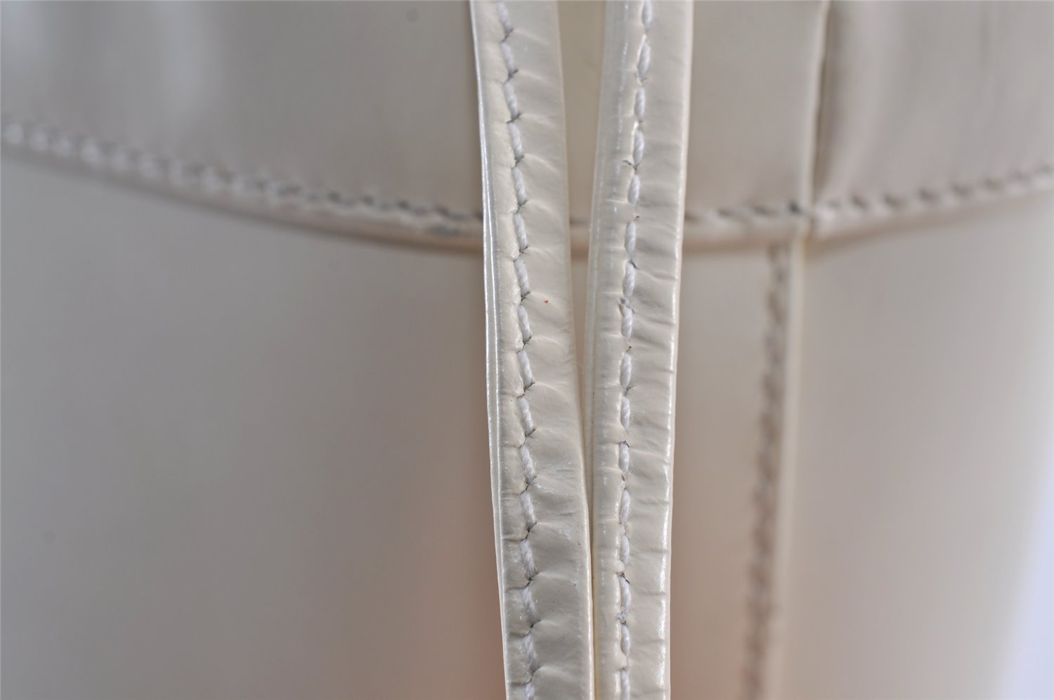 Authentic GUCCI Inletlocking G Drawstring Shoulder Bag Purse Enamel White 8149J