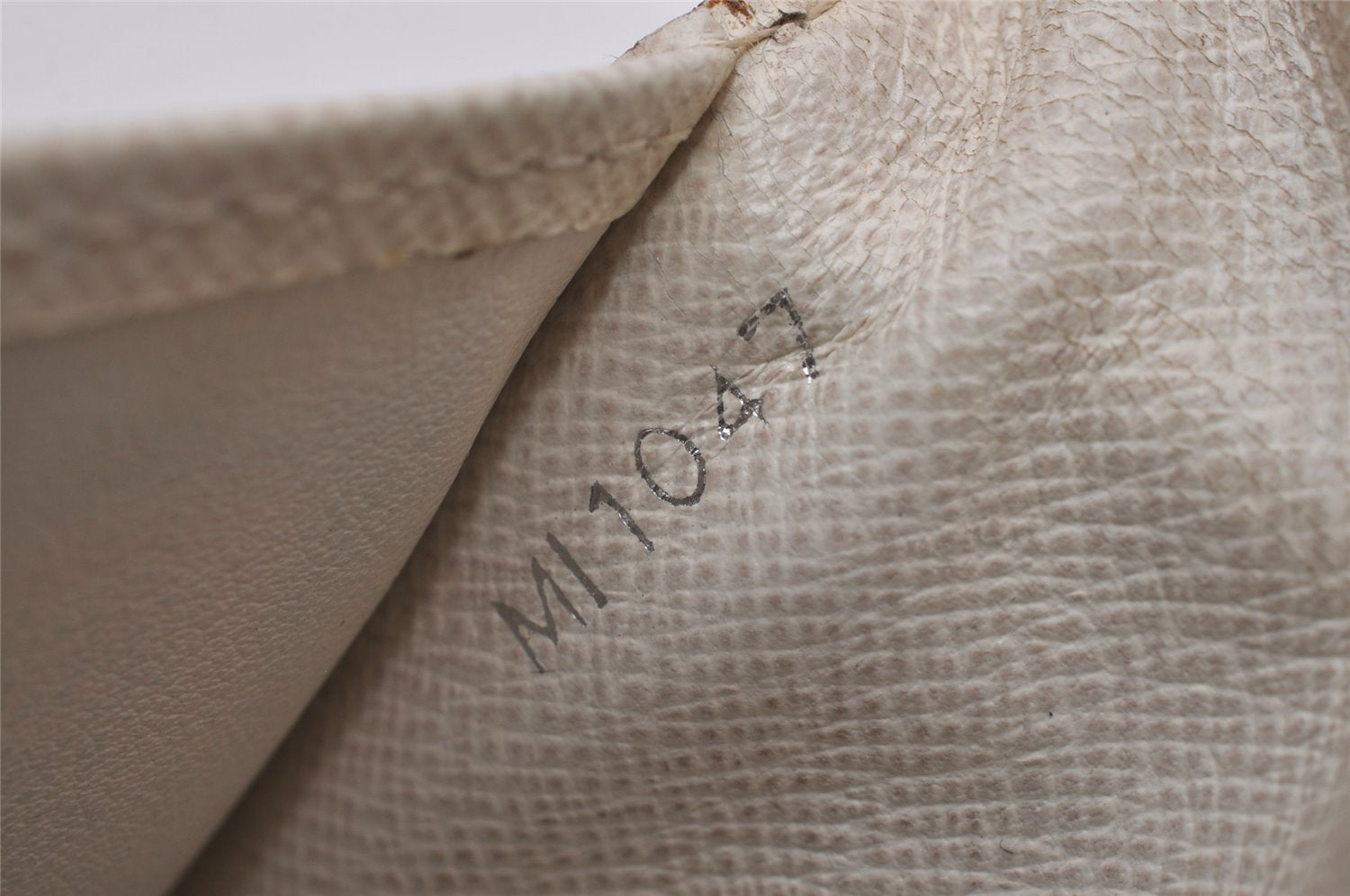 Authentic Louis Vuitton Epi Portefeuille Eugenie Long Wallet M6388J White 8152I