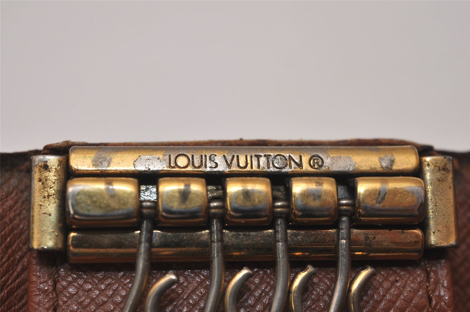 Authentic Louis Vuitton Monogram Multicles 4 Four Hooks Key Case M62631 LV 8172J