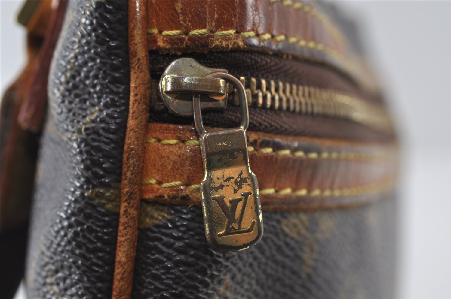 Authentic Louis Vuitton Monogram Pochette Bosphore Shoulder Bag M40044 LV 8188I