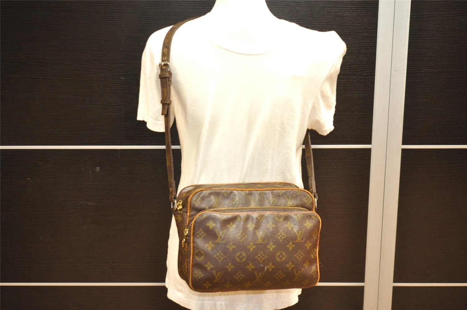 Authentic Louis Vuitton Monogram Nile Shoulder Cross Body Bag Old Model LV 8191J