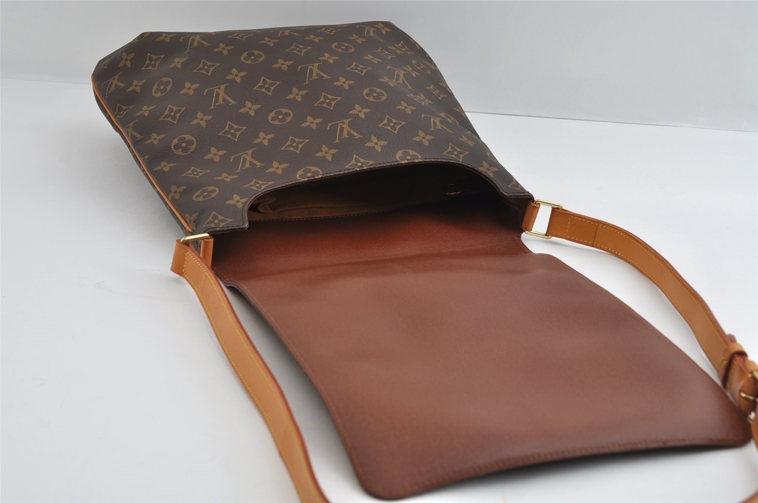 Authentic Louis Vuitton Monogram Musette Shoulder Cross Body Bag M51256 LV 8220I