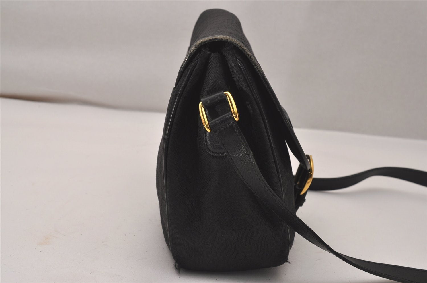 Authentic GUCCI Shoulder Cross Body Bag GG Canvas Leather Black Junk 8250J