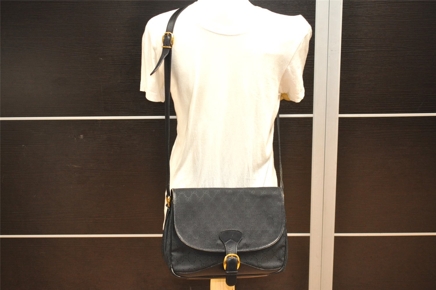 Authentic GUCCI Shoulder Cross Body Bag GG Canvas Leather Black Junk 8250J