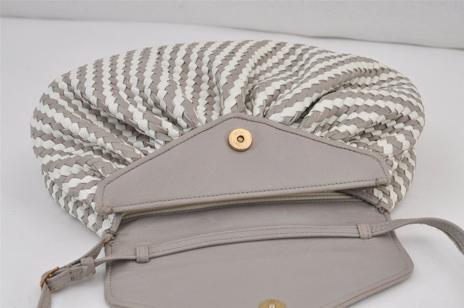 Authentic FENDI Vintage Shoulder Cross Body Bag Purse Leather Light Gray 8278J