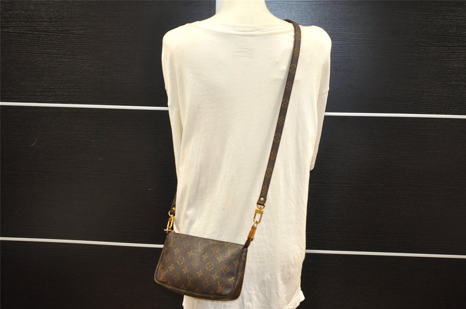 Authentic Louis Vuitton Monogram Pochette Accessoires Shoulder Cross Pouch 8291I