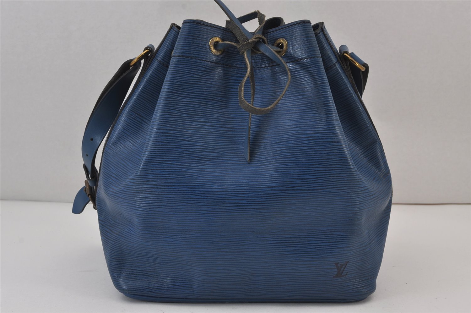Authentic Louis Vuitton Epi Petit Noe Shoulder Drawstring Bag M44105 Blue 8340J