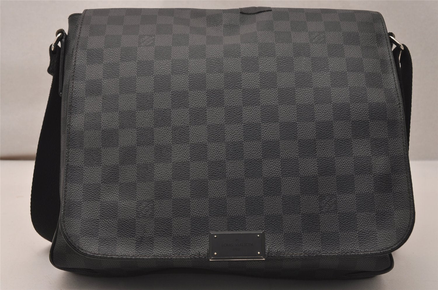 Authentic Louis Vuitton Damier Graphite District MM N41272 Shoulder Bag 8342J