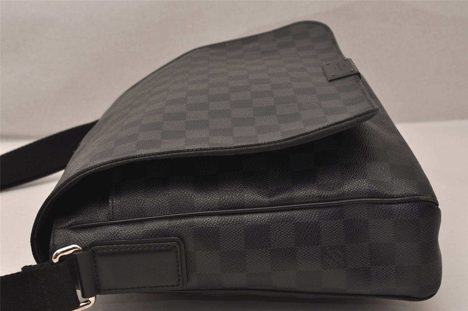 Authentic Louis Vuitton Damier Graphite District MM N41272 Shoulder Bag 8342J