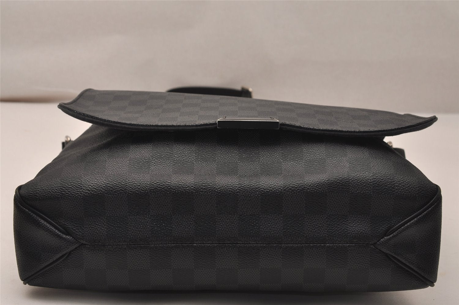 Authentic Louis Vuitton Damier Graphite District MM N41272 Shoulder Bag 8342J