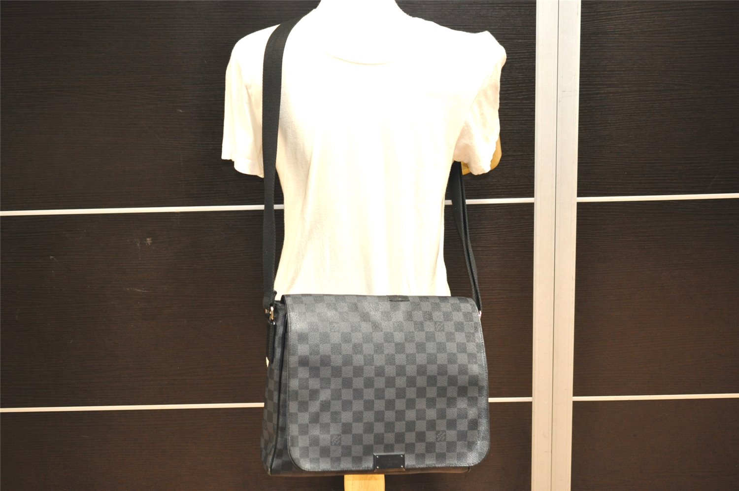 Authentic Louis Vuitton Damier Graphite District MM N41272 Shoulder Bag 8342J