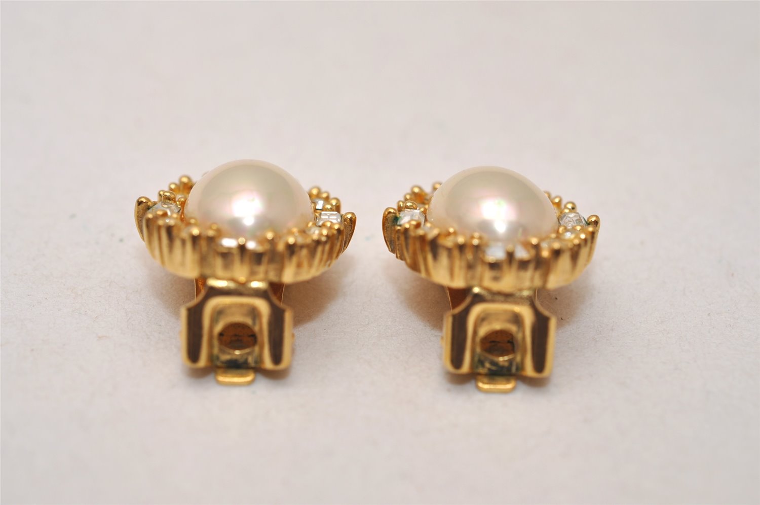 Authentic Christian Dior Rhinestone Imitation Pearl Clip-on Earrings Gold 8378J