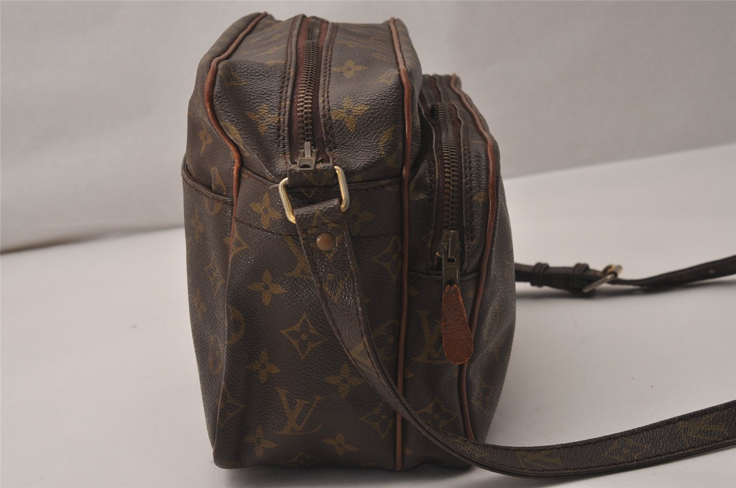 Authentic Louis Vuitton Monogram Nile Shoulder Cross Body Bag Old Model LV 8438J