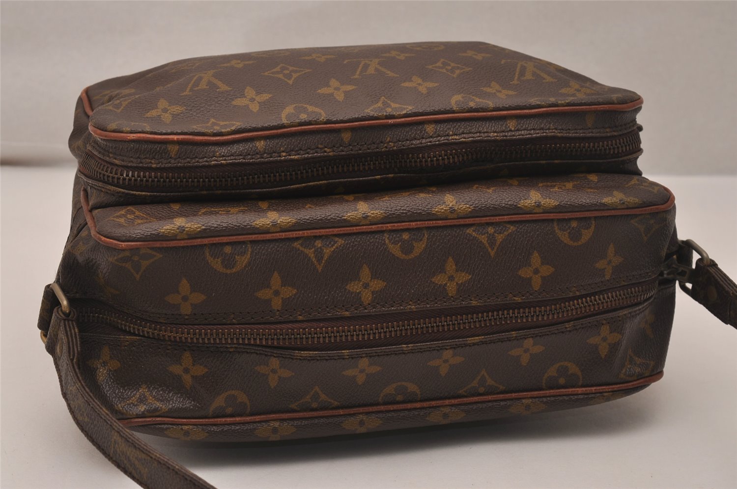 Authentic Louis Vuitton Monogram Nile Shoulder Cross Body Bag Old Model LV 8438J