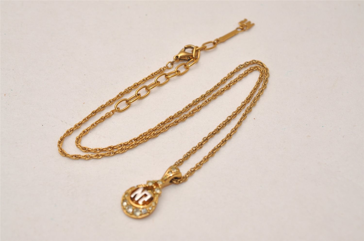 Authentic NINA RICCI Vintage Gold Tone Rhinestone Chain Pendant Necklace  8451J