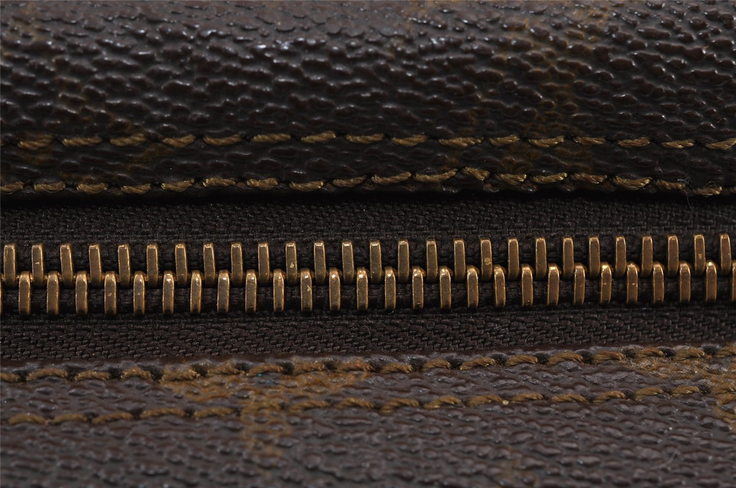 Auth Louis Vuitton Monogram Trousse Toilette 18 Clutch Hand Bag Old Model 8459J